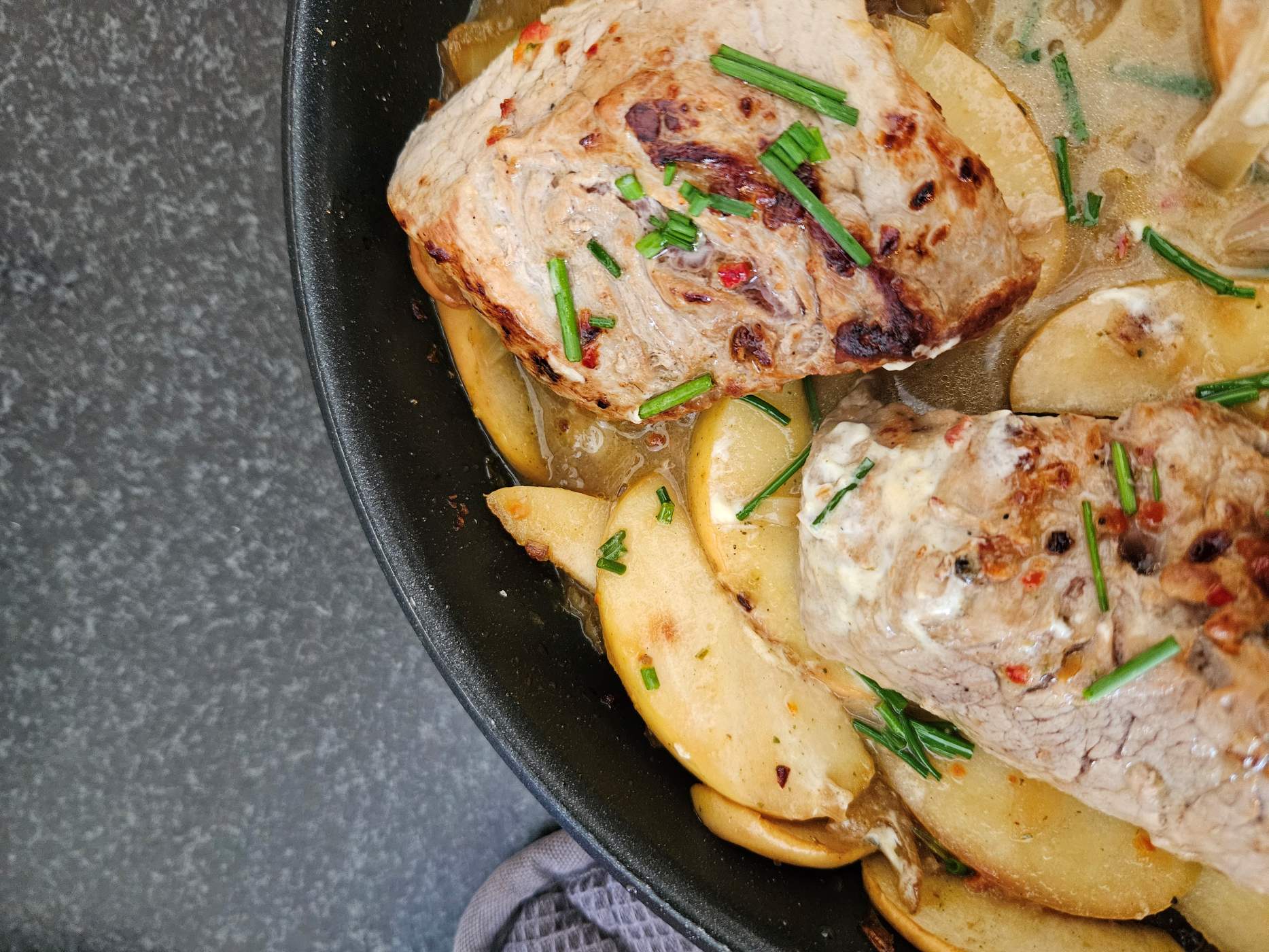 Porc fillet with apples and paprika